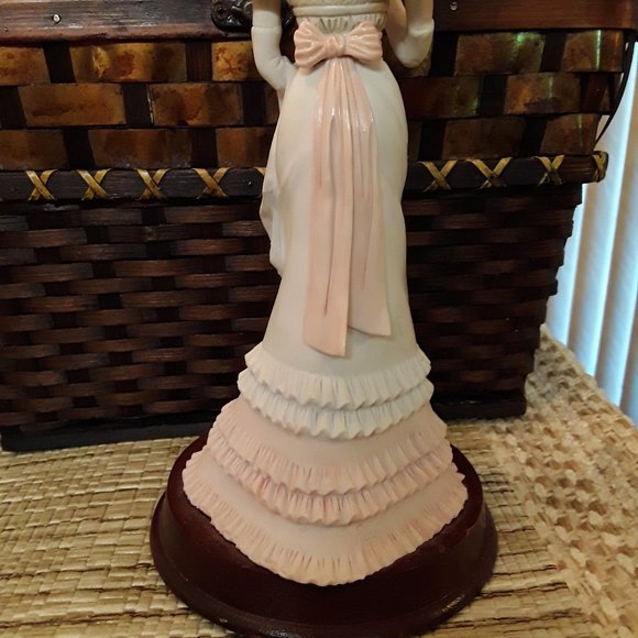 Pucci Victorian Woman with Parasol Figurine - Picture 7 of 9